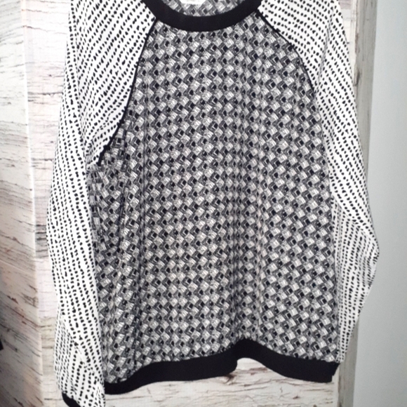 3/$25 Reitmans long sleeve Black & White long sleeve top. - Picture 1 of 3